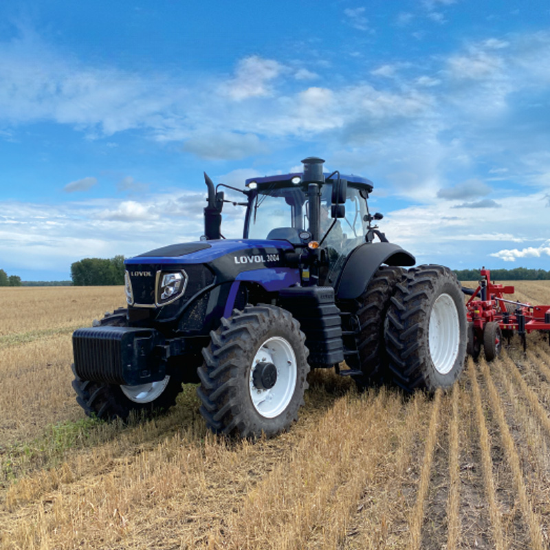 Tractor LOVOL trabajando en campo